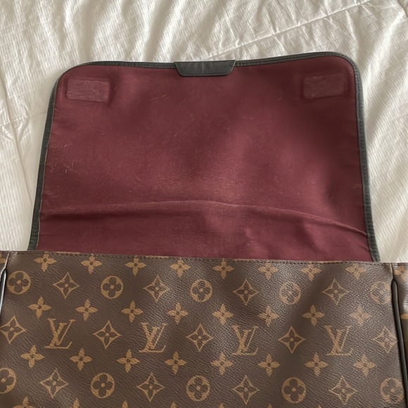 LOUIS VUITTON
Monogram Abbesses Messenger Bag - Picture 6 of 9